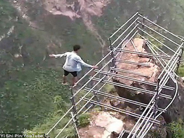 Sau vụ diễn viên tử vong vì ngã từ tầng 62, vẫn có thanh niên Trung Quốc liều mình như thế này