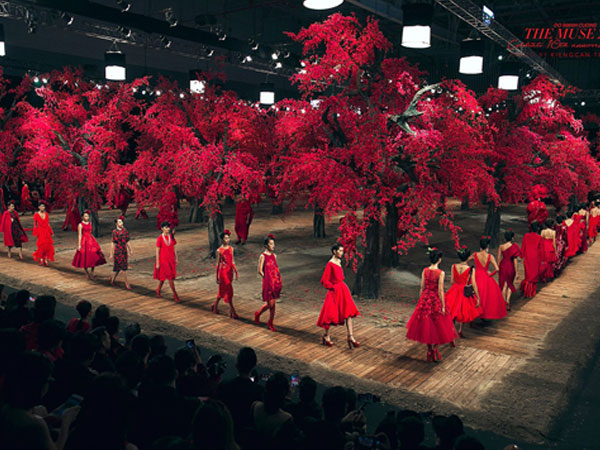 Top 5 sàn catwalk ấn tượng của thời trang Việt 2017
