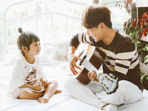 Ưng Đại Vệ hạnh phúc khi làm 'gà trống nuôi con'