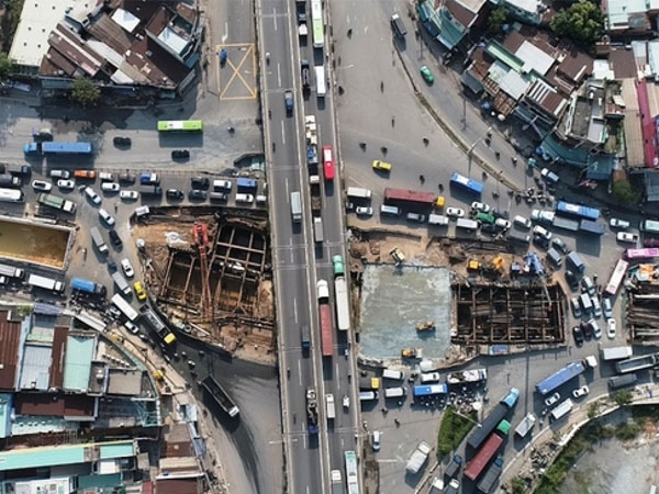 Video: Nút giao thông 3 tầng ở cửa ngõ Sài Gòn dần thành hình