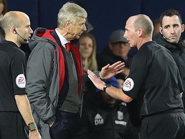 Wenger bị yêu cầu giải trình vụ chê trọng tài lố bịch