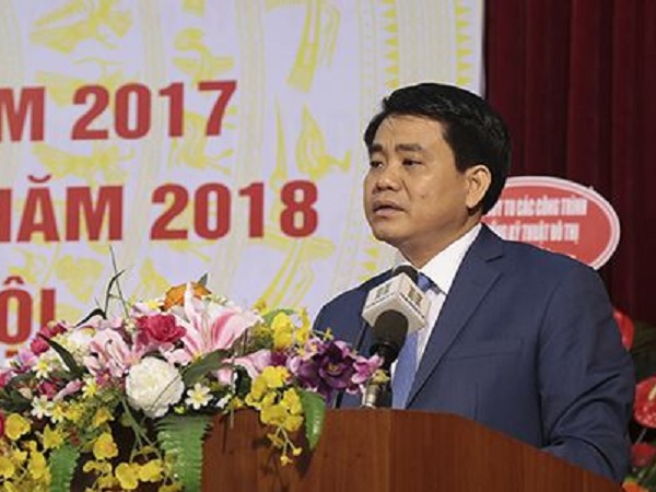 Đá lát vỉa hè HN bị vỡ nát liên quan đến ‘con ông cháu cha’?