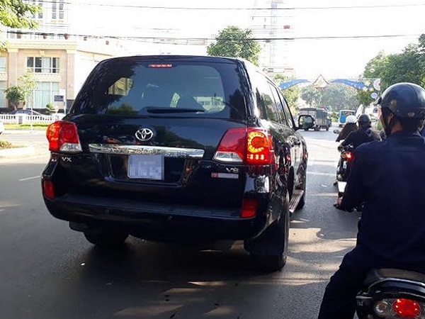Đắk Nông bán 2 xe sang doanh nghiệp tặng nộp ngân sách
