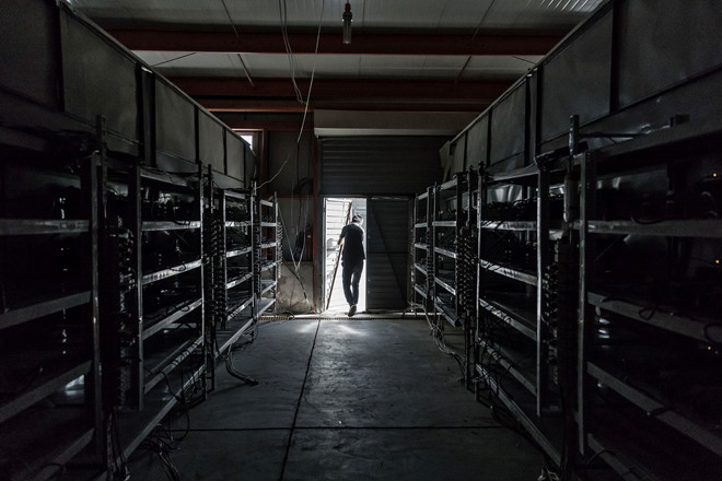 Dân đào bitcoin tháo chạy khỏi Trung Quốc