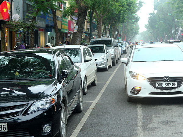 Hà Nội tăng giá giữ xe: Tài xế ngậm ngùi tính cất xế hộp