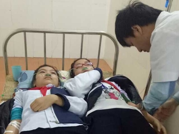 Hàng loạt học sinh cấp cứu do khí thải của nhà máy thép Việt-Nhật