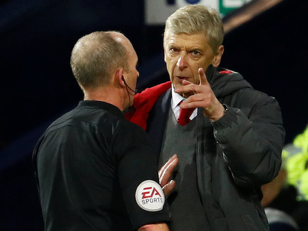 HLV Wenger bị cấm chỉ đạo 3 trận vì chỉ trích trọng tài
