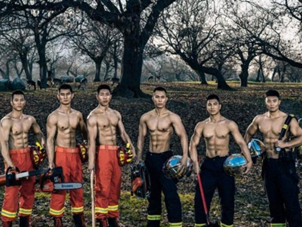 Hội chị em phát sốt với bộ lịch của dàn mỹ nam sáu múi