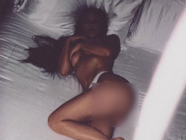 Kim Kardashian khiến cả mạng xã hội 'nóng rực' vì ảnh bán nude quá táo bạo