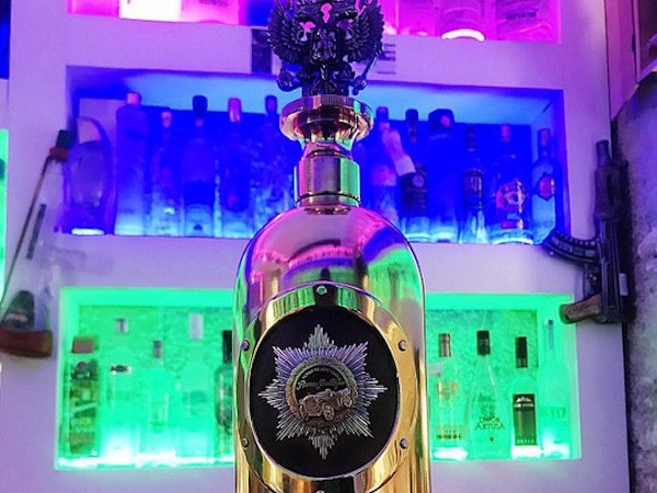 Trộm chai vodka đắt nhất thế giới, uống cạn rồi vứt bỏ