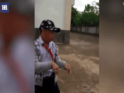 Trong bàn tay khéo léo của cậu bé Bình Dương, Việt Nam, trò chơi yo-yo trở thành môn nghệ thuật.