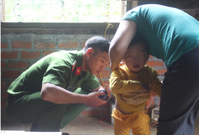 Xử lý hành chính người giữ trẻ đánh bé trai 2 tuổi