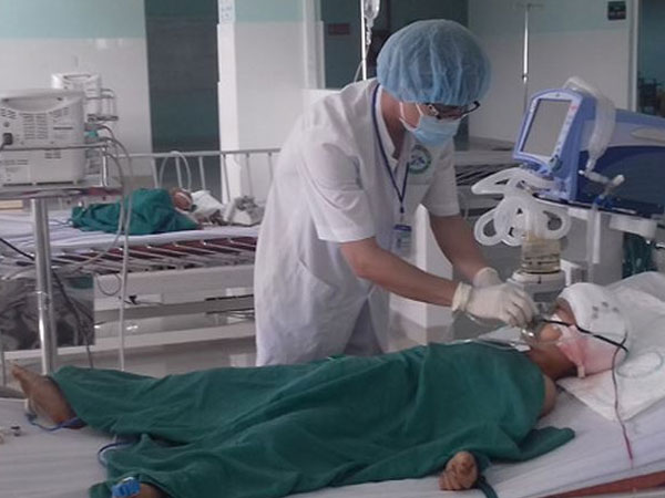 Bị đạn bắn xuyên thái dương khi đang bế em