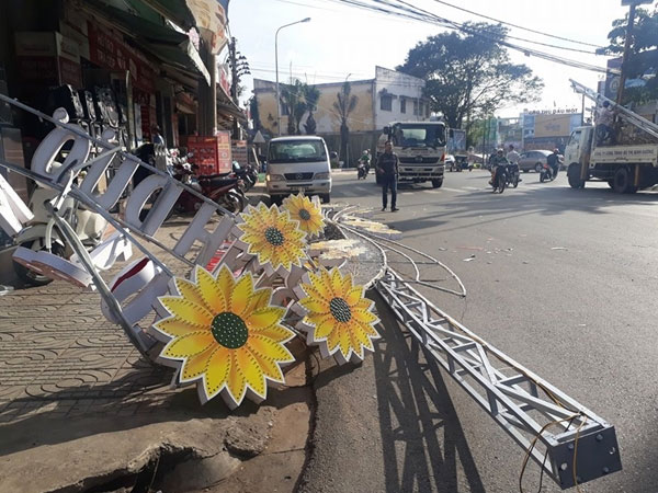 Công trình đèn hoa sập giữa đường, nhiều người may mắn thoát nạn