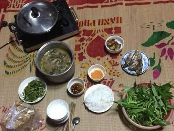 Khoe bữa ăn nhà bạn trai đãi lần đầu ra mắt với giọng lấp lửng, cô nàng bất ngờ bị chị em mắng xối xả