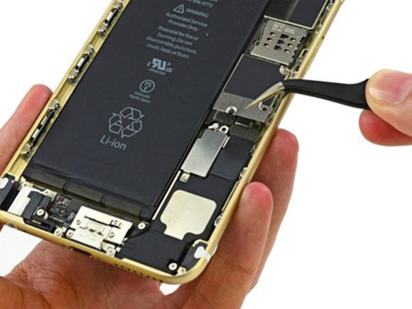 Phí thay pin iPhone đắt gấp đôi điện thoại Android