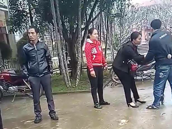 Vụ bé gái khóc thét khi mẹ quay về đón sau 6 năm bỏ đi: Không nên ép buộc con trẻ đi theo cha hoặc mẹ