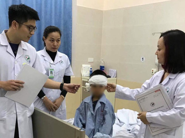 Cưỡi lưng chó nhà, bé trai 5 tuổi bị chó cắn rách tai