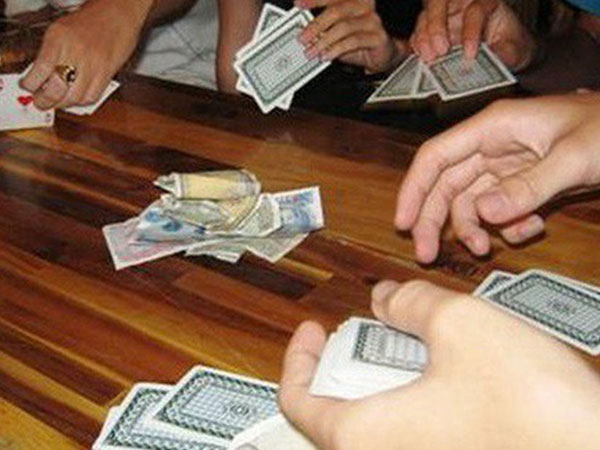 Đâm chết đồng nghiệp trước cổng công ty vì mâu thuẫn đánh bài