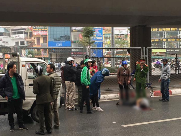 Hà Nội: Nam thanh niên thoi thóp dưới đường nghi rơi từ cầu vượt ngã Tư Sở xuống