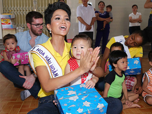 Hoa hậu H'Hen Niê đi từ thiện cùng Miss Universe 2008 Dayana Mendoza