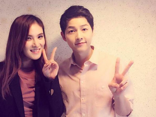 Không chỉ ga lăng với mình vợ, Song Joong Ki còn lịch thiệp với cả những người phụ nữ khác