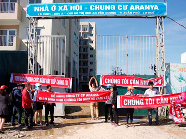 Người dân Huế 'vây' công trường xây chung cư đòi bàn giao nhà
