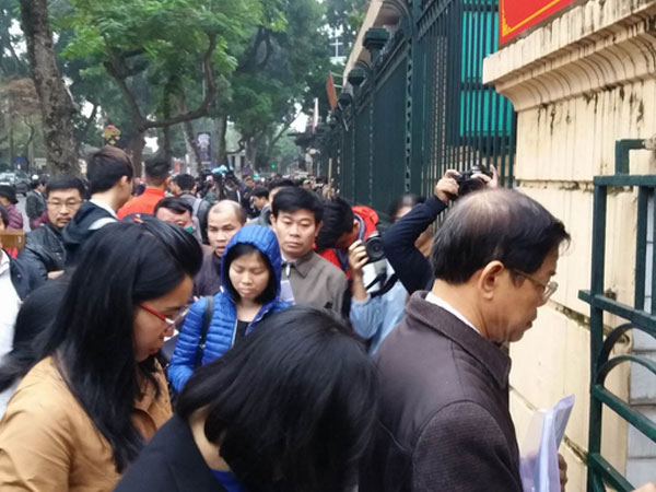 Người dân quan tâm đặc biệt đến phiên xử ông Đinh La Thăng