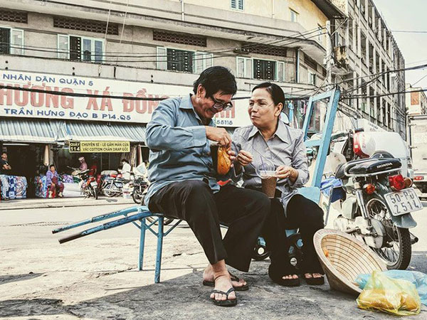 Tình yêu tươi xanh của cặp vợ chồng U60 vẫn bận rộn làm, bận rộn yêu