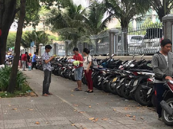 Bí mật sau vỉa hè quận 1: TP HCM chỉ đạo thanh tra các bãi giữ xe