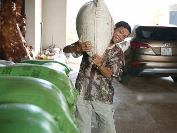 Bố H'Hen Niê vẫn tất bật với công việc làm ruộng, bốc vác dù con gái vừa đăng quang Hoa hậu Hoàn vũ Việt Nam