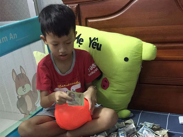 Cậu bé 10 tuổi tích cóp bao lâu mới được 2 triệu, bà nội vừa nằm viện, lập tức khui heo 'hùn tiền' cứu bà