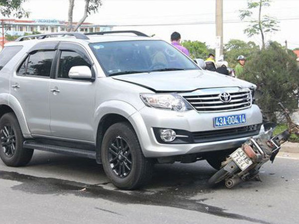 Chạy ngược chiều, người đàn ông bị xe biển xanh tông tử vong