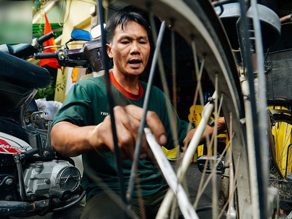 Chuyện về người đàn ông chuyên 'hồi sinh' những chiếc xe đạp cũ, nâng bước học trò nghèo đến trường