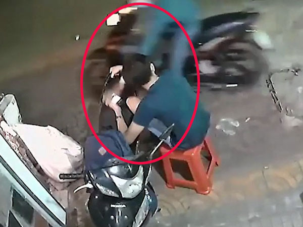 Clip: Ngồi trước cửa nhà, 'khổ chủ' bị giật phăng điện thoại trên tay