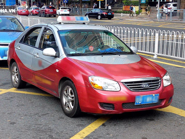 Cô bé lần nào đi taxi cũng chỉ ngồi một trạm, 10 năm sau, bác tài nức nở khi biết sự thật