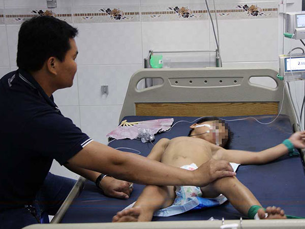 Diễn biến mới vụ cha pha thuốc sâu vào sữa cho 3 con uống