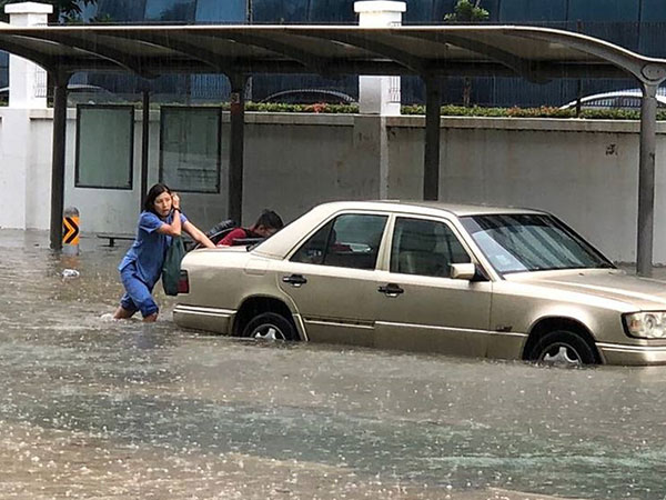 Đường phố Singapore biến thành 'sông' sau cơn mưa lớn