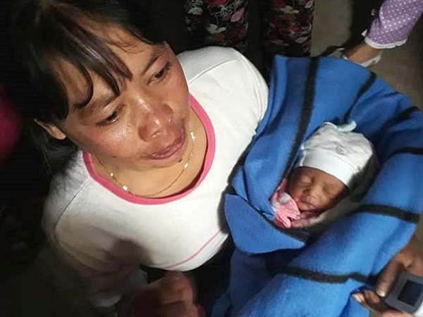 Giải cứu bé sơ sinh còn nguyên dây rốn bị bỏ dưới hầm nhà vệ sinh