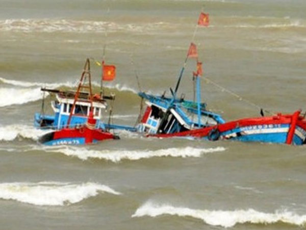 Hai tàu cá chìm trên biển, 8 ngư dân Thanh Hóa mất tích
