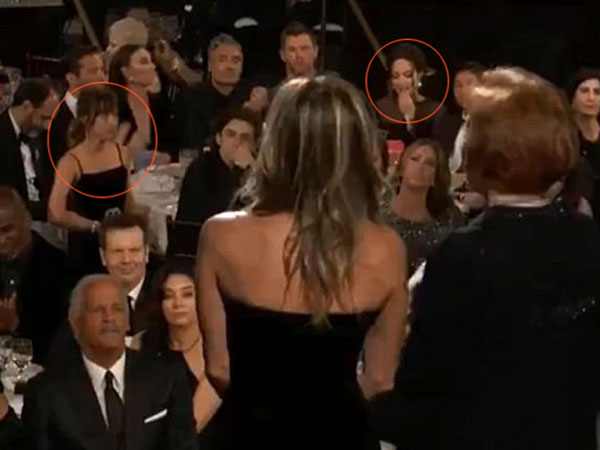 Jolie cúi mặt, né tránh nhìn Jennifer Aniston khi ngồi cùng phòng