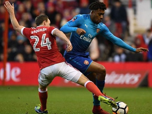 Sao Arsenal 'quẩy' đến 3h sáng trước ngày thi đấu