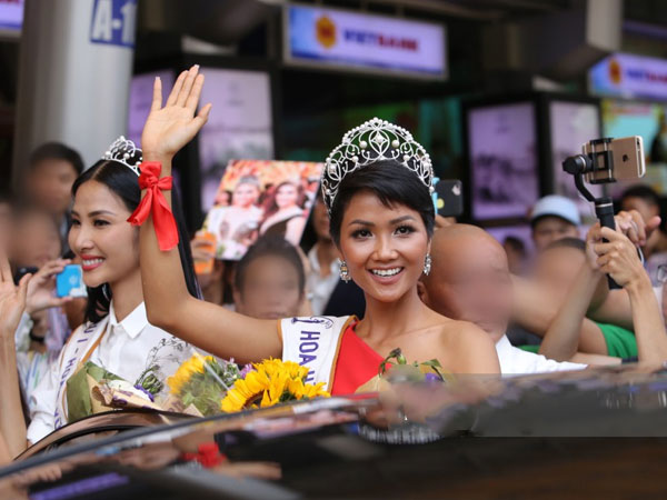 Top 3 Hoa hậu Hoàn vũ Việt Nam rạng rỡ xuất hiện, gây 'náo loạn' sân bay Tân Sơn Nhất