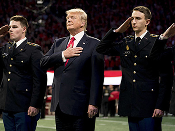 Trump bị nghi không thuộc Quốc ca Mỹ