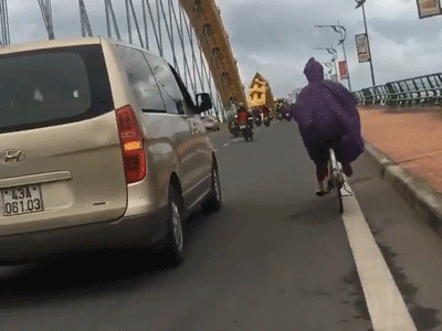 Video: Ôtô chắn gió cho xe đạp đi qua cầu khiến cộng đồng cảm phục