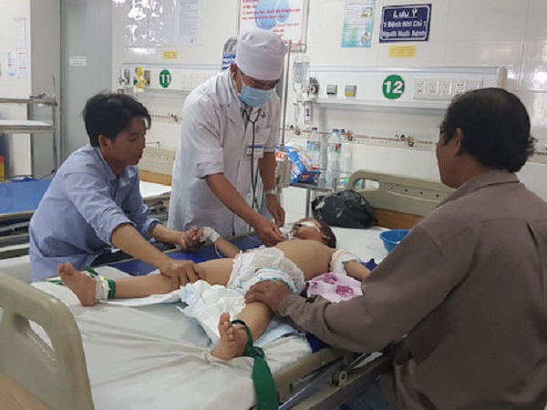 Vợ dẫn con đi, cha bỏ thuốc sâu vào sữa đầu độc 3 con