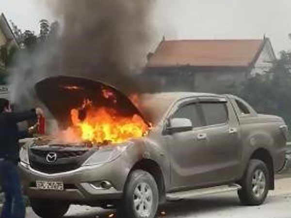 Xe Mazda bán tải bốc cháy khi lưu thông trên quốc lộ 1
