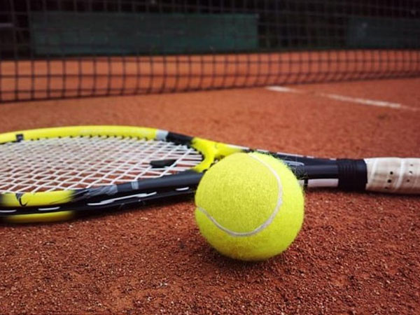 Bóng tennis đập vào ngực, suýt chết vì trụy tim
