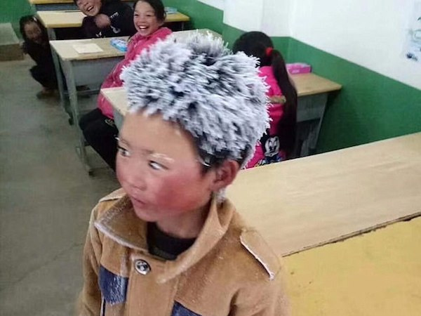 Cậu bé TQ bị đóng băng toàn bộ tóc vì trời giá rét