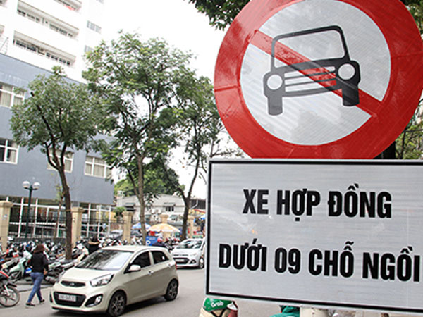 Hà Nội cấm đường Uber, Grab như taxi truyền thống